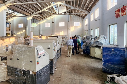 风华高科工程师为学校基地选设备.jpg 风华高科工程师为学校基地选设备.jpg
