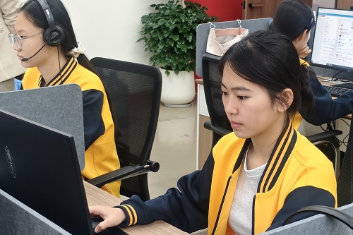 学生在实训中.jpg 学生在实训中.jpg