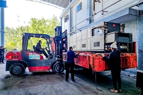风华高科电阻生产线设备装车运往学校基地.jpg 风华高科电阻生产线设备装车运往学校基地.jpg
