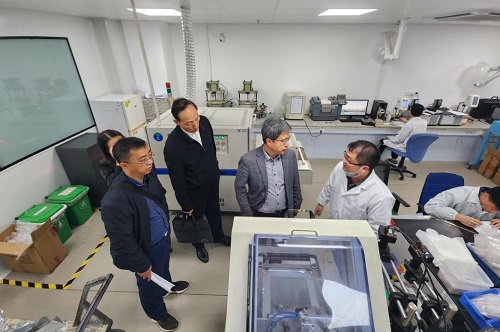 学校领导及首席科学家深入风华高科国家重点实验室洽谈合作.jpg 学校领导及首席科学家深入风华高科国家重点实验室洽谈合作.jpg