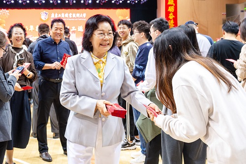 派发“利是”1.jpg 派发“利是”1.jpg