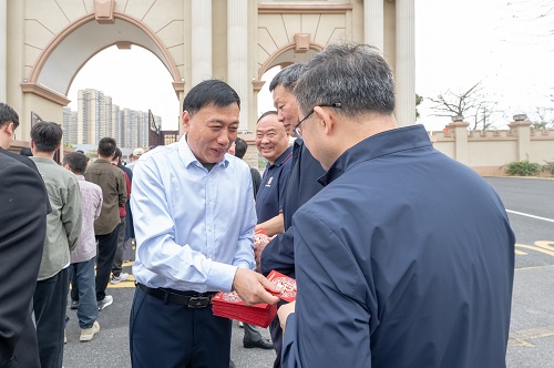 派发“利是”4.jpg 派发“利是”4.jpg