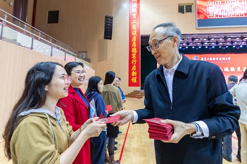 派发“利是”3.jpg 派发“利是”3.jpg