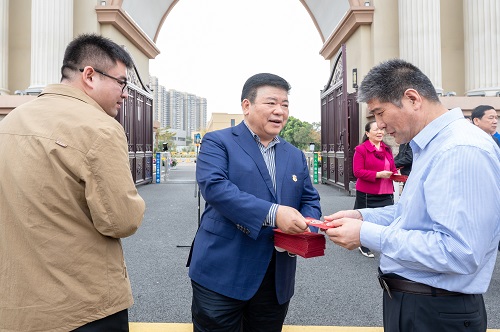 派发“利是”2.jpg 派发“利是”2.jpg