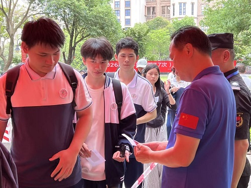 考生证件检查.jpg