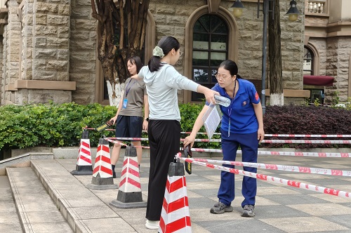 考生接受安检1.jpg 考生接受安检1.jpg