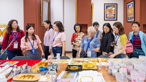 参观广府金绣.jpg 参观广府金绣.jpg