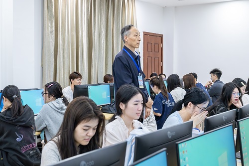 学校领导在星湖校区听课巡查1.jpg 学校领导在星湖校区听课巡查1.jpg