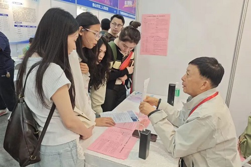 赵同胤解答求职者问题.jpg 赵同胤解答求职者问题.jpg