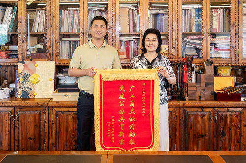 赠送锦旗.jpg 赠送锦旗.jpg