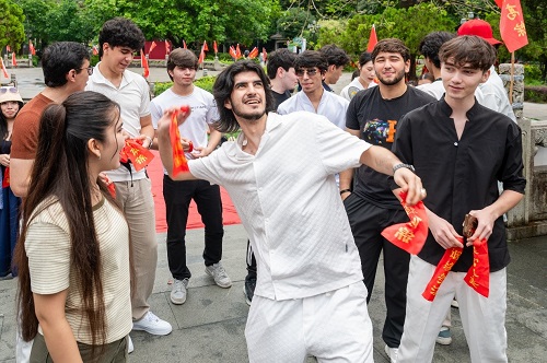 掷祈福球.jpg 掷祈福球.jpg