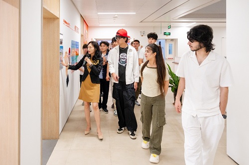参观肇庆市港澳青年创新创业基地.jpg 参观肇庆市港澳青年创新创业基地.jpg