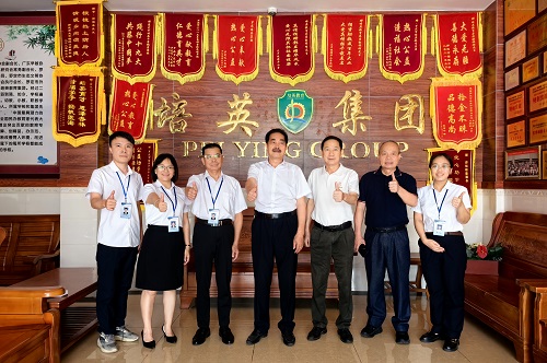 冯海志一行与校友代表合影3.jpg