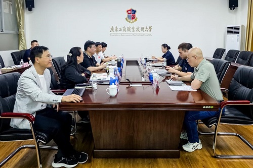 洽谈现场.jpg 洽谈现场.jpg