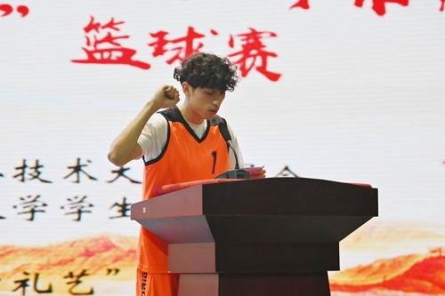 运动员代表宣誓.jpg 运动员代表宣誓.jpg