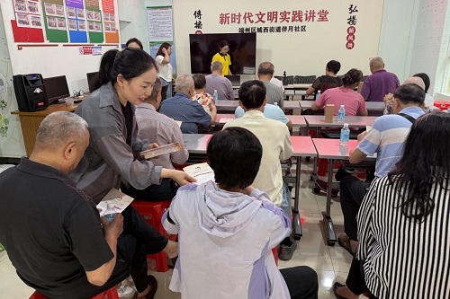 学校学生资助政策宣讲团在社区宣讲.jpg 学校学生资助政策宣讲团在社区宣讲.jpg