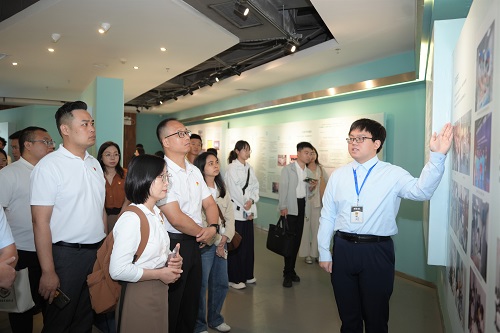 参观校史展览馆.jpg 参观校史展览馆.jpg