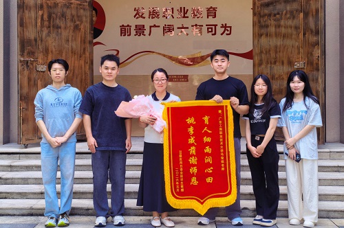 马莹妮老师(左三).jpg 马莹妮老师(左三).jpg