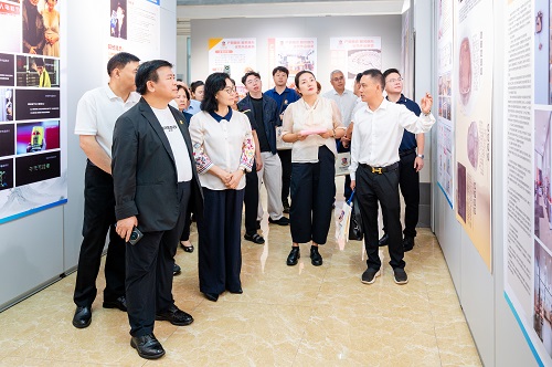 参观展览.jpg