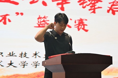 裁判员代表宣誓.jpg 裁判员代表宣誓.jpg