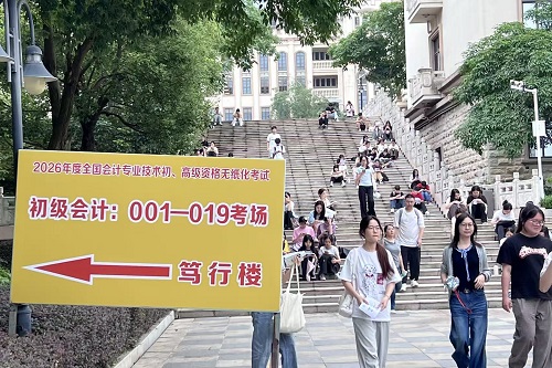 考生等待进场.jpg 考生等待进场.jpg
