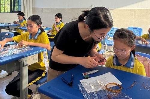 指导学生实操.jpg