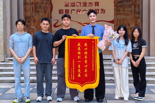 宗钰昊老师(右三).jpg 宗钰昊老师(右三).jpg